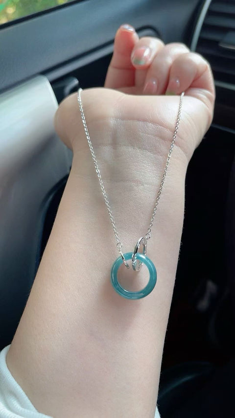 Kalung giok biru selangka cincin  berkualitas tinggi, tampilannya anggun dan memesona—Dipadukan dengan perak 925; ukuran: 1,7.