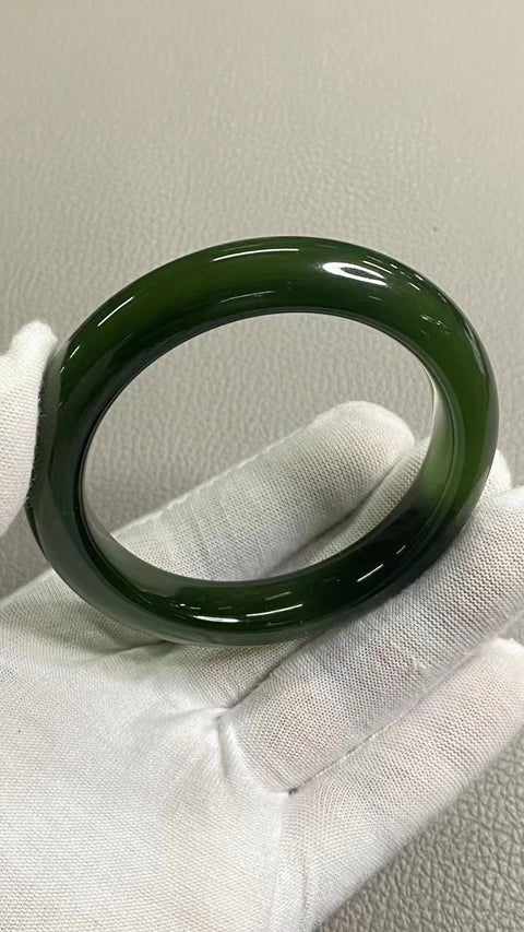 Gelang Hijau Penuh Giok Cui Alami Ukuran 56-58mm Ukuran 57.6mm Lebar Sisi 12.1mm Giok terjadi secara alami Pola acak Pengiriman dan pajak sudah termasuk.