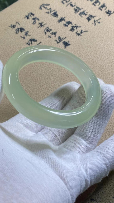 Gelang Es Giok Cui Giok Alami Ukuran 53-55mm Ukuran 54.5mm Lebar Sisi 13.1mm Giok terbentuk secara alami Pola acak Pengiriman dan pajak sudah termasuk.