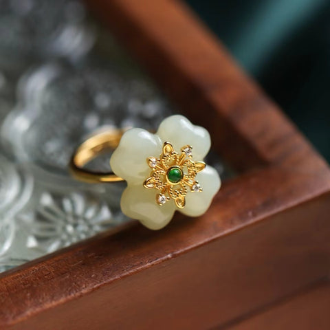 Bunga Cincin Giok Hetian Alami Cincin Giok Hetian Cincin Giok Zaman tidak pernah gagal menjadi sebuah keindahan Perak sterling dengan pelapisan emas untuk mempertahankan warnanya Sudah termasuk pajak pengiriman