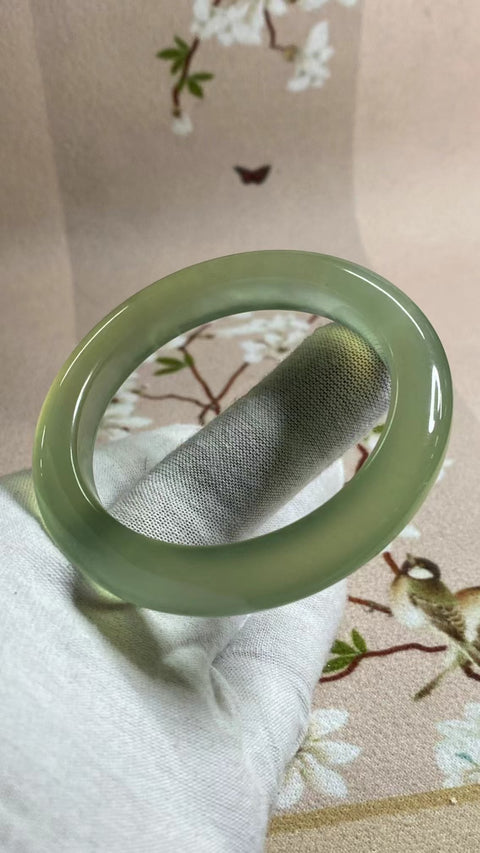 Gelang Hijau Es Giok Cui Giok Alami Ukuran 54-56mm Ukuran 55.1mm Lebar Sisi 11.2mm Giok terjadi secara alami Pola acak termasuk pajak pengiriman