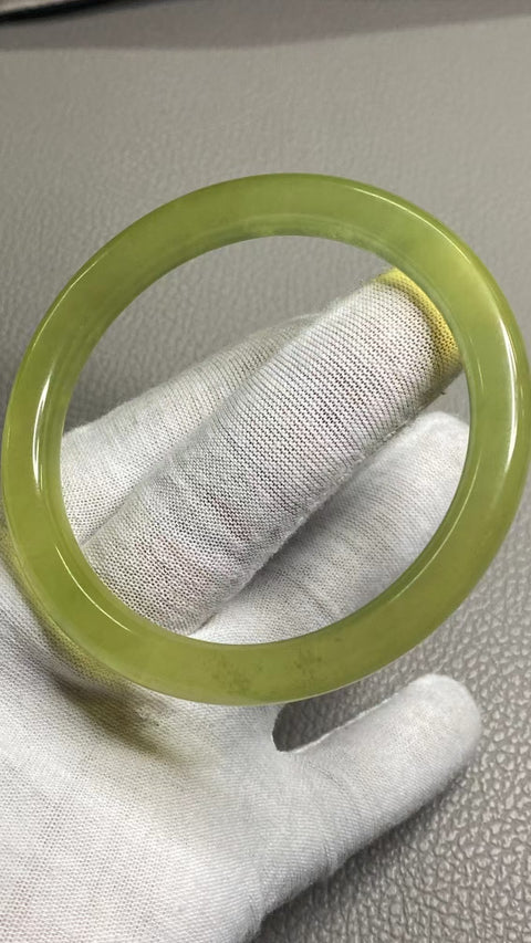 Gelang Kuning Minyak Ayam Giok Cui Giok Alami Ukuran 61-63mm Ukuran 62.3mm Lebar Samping 10mm Batu giok terbentuk secara alami dan polanya acak Sudah termasuk ongkos kirim dan pajak.