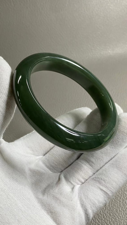 Gelang Giok Cui Alami Ukuran 59-61mm Ukuran 60.6mm Lebar Sisi 13mm Giok ini terbentuk secara alami dan polanya acak Sudah termasuk ongkos kirim dan pajak.