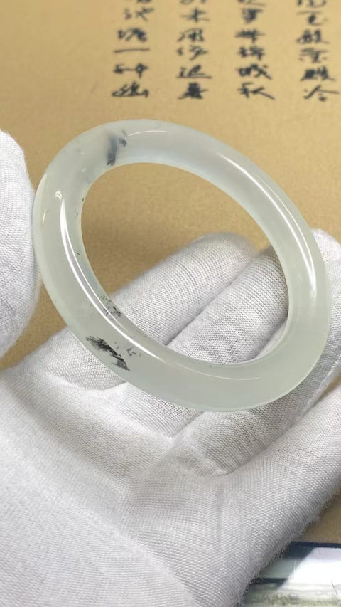 Gelang Tinta Giok Cui Alami di Atas Es Ukuran 55-57mm Ukuran 56mm Lebar Sisi 10.3mm Giok terjadi secara alami Pola acak Pengiriman dan pajak sudah termasuk.