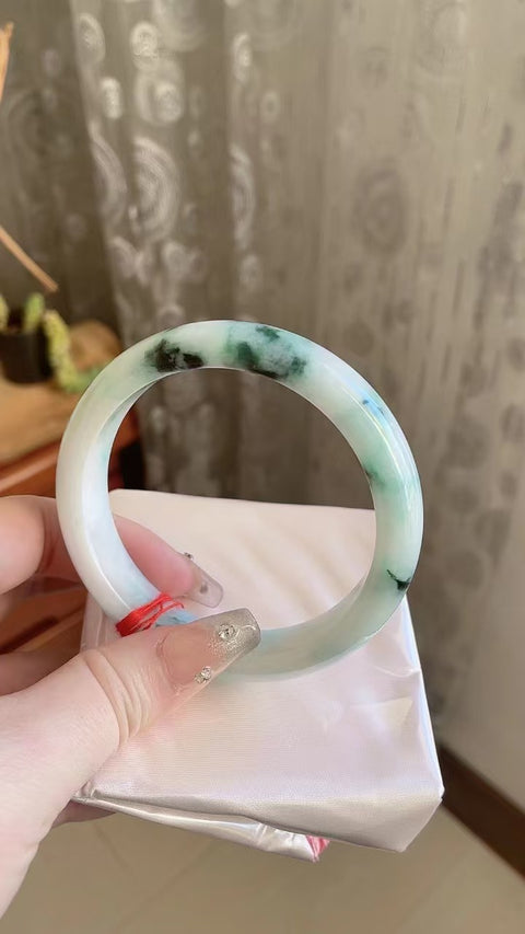 Gelang Jadeite Alami Bahan Pit Tua Dasar halus dan hangat Gaya elegan dan elegan Ukuran 62.6mm Batu giok terbentuk secara alami Pola acak Sudah termasuk pajak pengiriman.