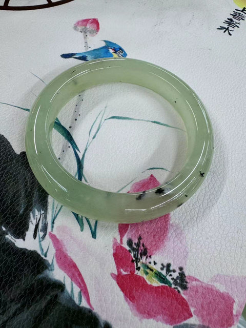 Gelang Tinta dan Bunga Giok Cui Alami Ukuran 62.3-12.6-10.5mm Batu giok ini terbentuk secara alami dan polanya acak Sudah termasuk pajak pengiriman.