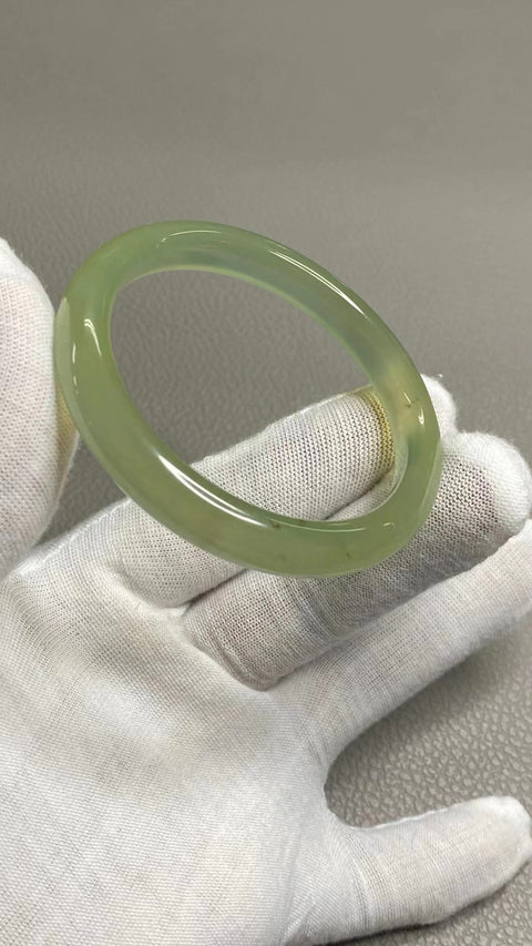 Gelang Hijau Es Giok Cui Giok Halus Ukuran 52-54mm Ukuran 53.8mm Lebar 9.2mm Giok terjadi secara alami Pola acak Pengiriman dan pajak sudah termasuk.