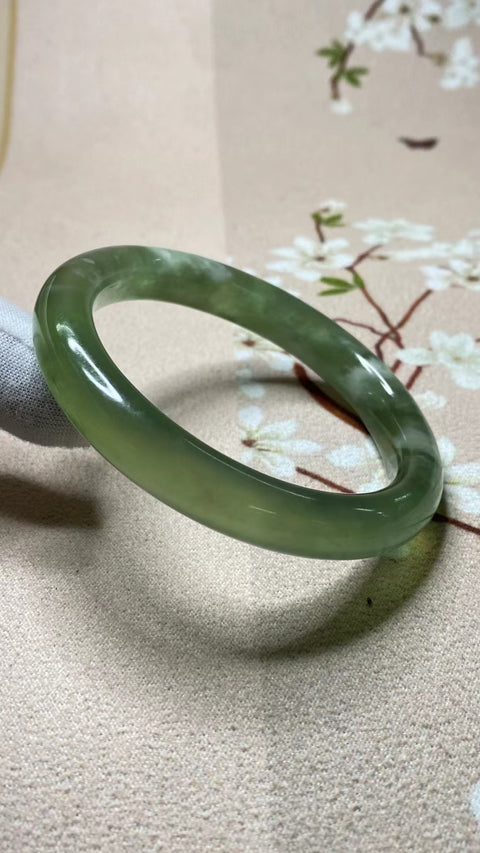 Gelang Giok Cui Giok Hijau Penuh Gelang Giok Terapung Ukuran 59-61mm Ukuran 60.4mm Lebar Sisi 11mm Giok ini semuanya muncul secara alami dan polanya acak Sudah termasuk pajak pengiriman.