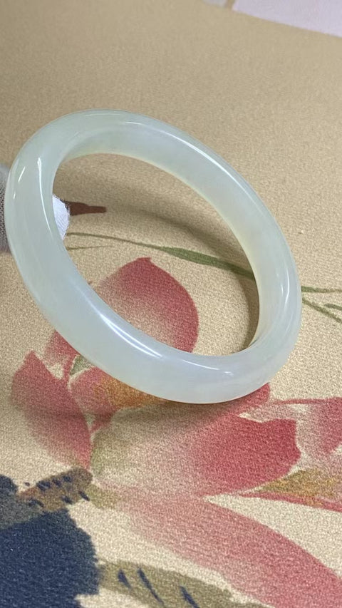 Gelang Cahaya Giok Giok Putih Cui Giok Alami Ukuran 59-61mm Ukuran 60.3mm Lebar Samping 11.8mm Giok semuanya terjadi secara alami Pola adalah acak Termasuk Pajak Pengiriman