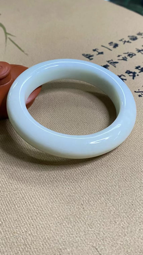 Gelang Cahaya Bulan Putih Giok Cui Giok Alami Ukuran 58-60mm Ukuran 59.8mm Lebar Sisi 13.8mm Giok semuanya terjadi secara alami Pola acak termasuk pajak pengiriman