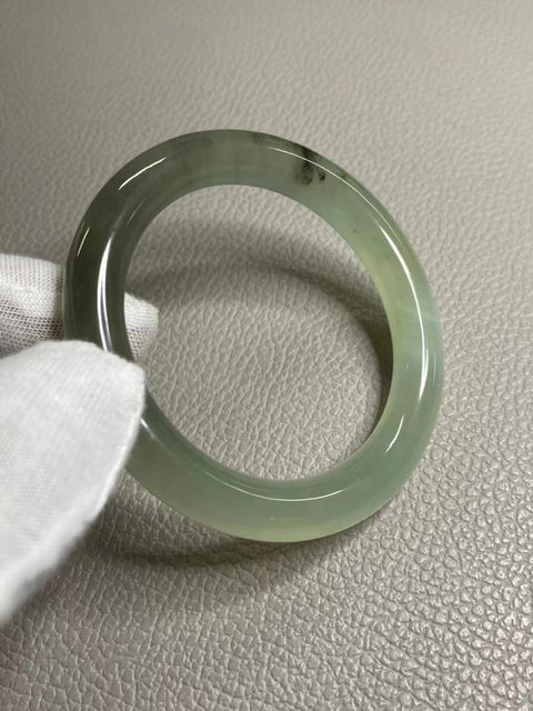 Gelang Es Giok Cui Giok Abu-Abu Alami Ukuran 53-55mm Lebar 9.9mm Giok ini terbentuk secara alami dan polanya acak Sudah termasuk pajak pengiriman.