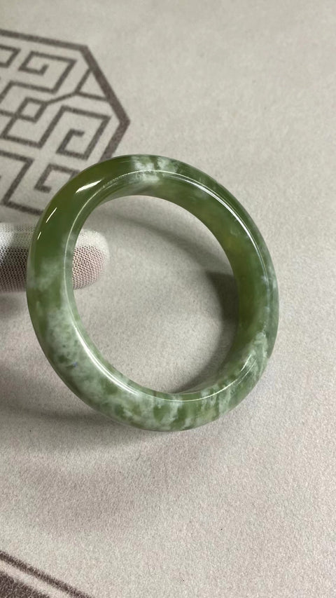 Gelang Gelang Cui Jade Tsingti Milkcap Ukuran 57-59mm Ukuran 58.7mm Lebar Sisi 13.5mm Giok terjadi secara alami Pola acak Termasuk Pajak Pengiriman