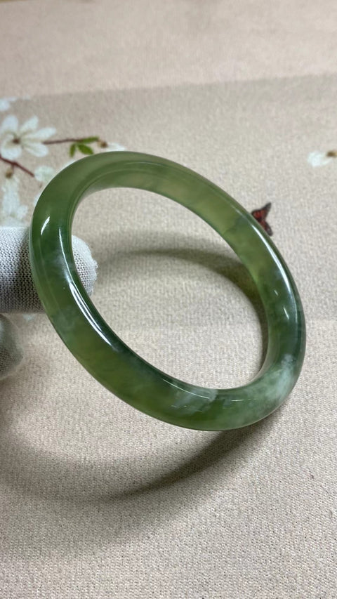 Gelang Gelang Milkcap Titi Giok Hijau Cui Giok Alami Ukuran 58-60mm Ukuran 59.1mm Lebar Samping 10.3mm Giok semuanya terjadi secara alami Pola acak termasuk pajak pengiriman