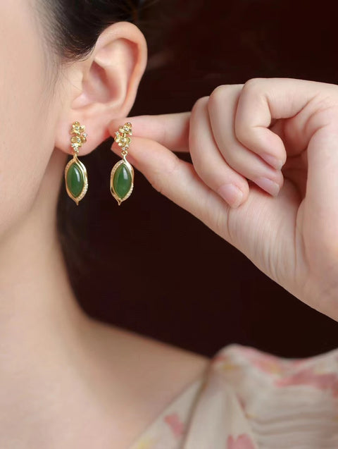 Anting-anting giok alami yang terbuat dari perak 925. Giok ini bersih, halus, dan hangat.