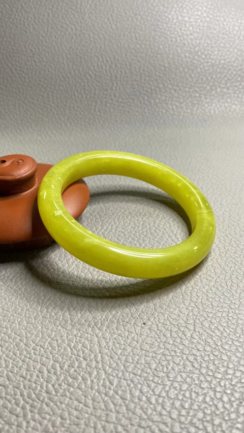 Gelang Bunga Emas Kuning Alami Ukuran 52-54mm Ukuran 53.7mm Lebar Sisi 10.6mm Batu Giok adalah semua Pola Bunga yang muncul secara alami Acak Sudah termasuk pajak pengiriman.