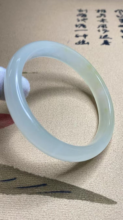 Gelang Cahaya Giok Giok Putih Cui Giok Alami Ukuran 61-63mm Ukuran 62.5mm Lebar Sisi 12.2mm Giok semuanya terjadi secara alami Pola acak termasuk pajak pengiriman