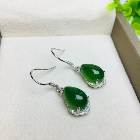 Anting-anting giok alami yang terbuat dari perak 925 Ukuran 8 * 12mm Giok yang halus dan hangat, pengerjaan yang sangat indah Pengiriman dan pajak sudah termasuk.