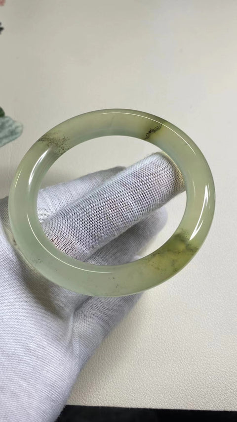 Gelang Warna Es Batu Giok Cui Alami Ukuran 55-57mm Ukuran 56.6mm Lebar Sisi 10.8mm Batu giok terjadi secara alami Pola acak Termasuk Pajak Pengiriman