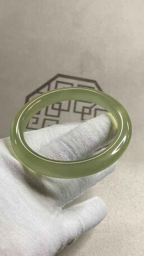 Gelang Giok Cui Halus Ukuran 62-64mm Ukuran 63.5mm Lebar 11mm Giok terjadi secara alami Pola acak Termasuk pajak pengiriman.