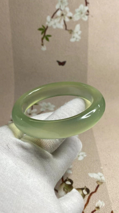 Gelang Hijau Es Giok Cui Fine Jade Ukuran 51-53mm Ukuran 52.6mm Lebar Sisi 12.4mm Giok ini terbentuk secara alami dan polanya acak Sudah termasuk pajak pengiriman.