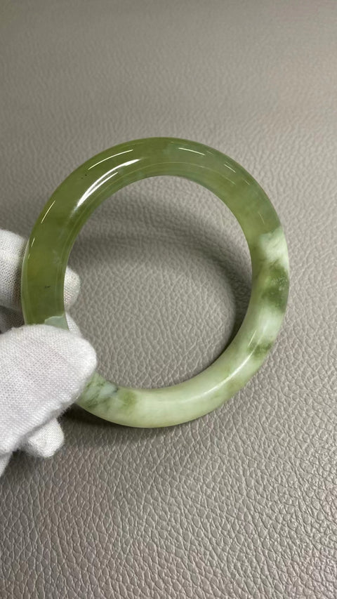 Gelang Cui Giok Warna Musim Semi Alami Warna Cui Gelang Cui Ukuran 60-62mm Ukuran 61.5mm Lebar Sisi 12.2mm Giok semuanya terjadi secara alami Pola acak Termasuk Pajak Pengiriman