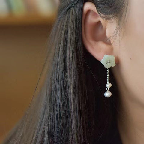 7783 Anting Rumbai Kelopak Giok Hetian Giok Alami yang Dibuat dari Perak 925 dengan Mutiara Ukuran 13 * 13mm & nbsp; Kuantitas Gaya Unik Sudah termasuk pajak pengiriman.