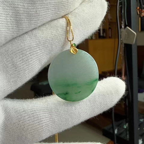 Kalung Tembus Es Giok Alami Jadeite a-barang Kalung Tembus Es 18k Pengaturan Emas 18k Pencocokan Rantai Perak 925 Ukuran 27.2 * 2.7mm Termasuk Pajak Pengiriman