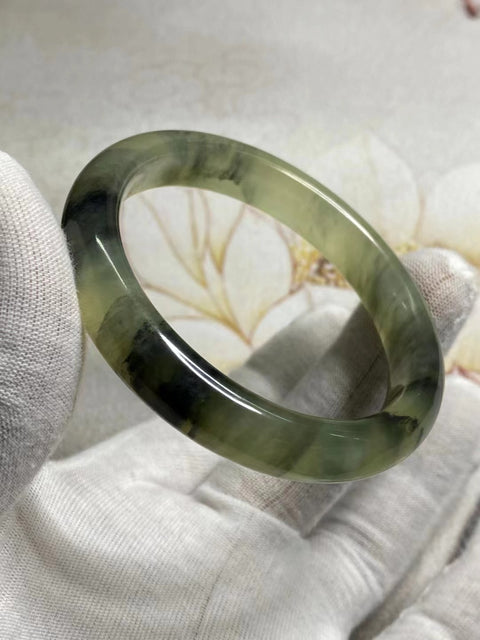 Gelang Tinta Giok Cui Giok alami Giok bersih dan halus Ukuran 55-57mm Ukuran 56.7mm Lebar sisi 11.3mm Giok terbentuk secara alami Pola acak Sudah termasuk pajak pengiriman.