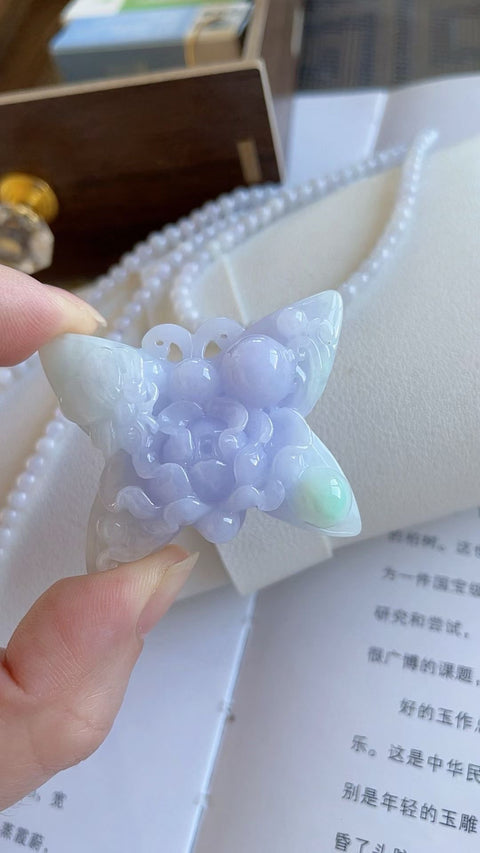 Liontin giok jadeite "bunga mekar pembawa kemakmuran"—simbol keberuntungan berkualitas tinggi, menampilkan rona ungu. 4,1 x 3,2. Gratis ongkos kirim dan pajak.