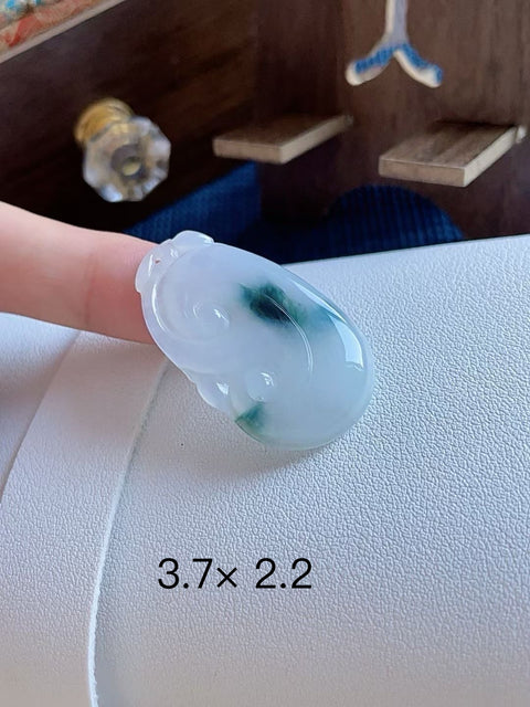 Ruyi (sejenis tongkat kerajaan) giok alami, melambangkan keberuntungan dan kelancaran. Terbuat dari material tambang lama. Harga sudah termasuk ongkos kirim dan pajak.