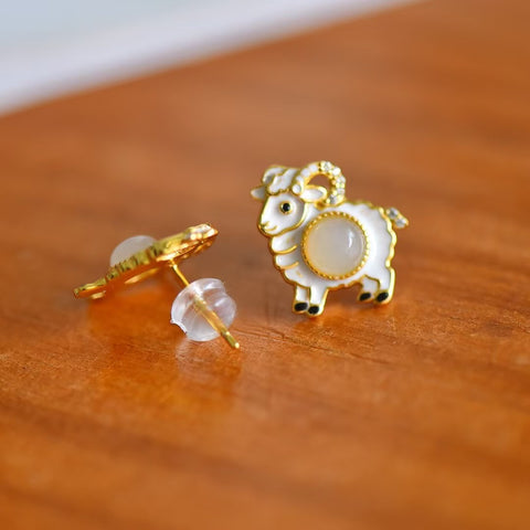 Anting Tusuk Giok Hetian "Domba Kecil" dengan Rangka Perak S925 2003-2# Ukuran batu: 5×5 mm. Gratis ongkos kirim dan pajak.