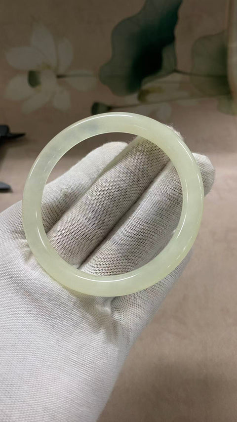 Gelang kecantikan giok Xiuyan yang indah, diameter dalam 56,8, barang aslinya sangat indah, batu alam dihasilkan secara alami, polanya acak, termasuk pajak pengiriman