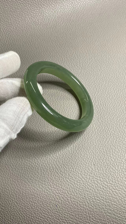 Gelang hijau penuh giok Cui halus, kaliber 60mm, lebar 11,8mm, giok ini terbentuk secara alami dan polanya acak, sudah termasuk ongkos kirim dan pajak.