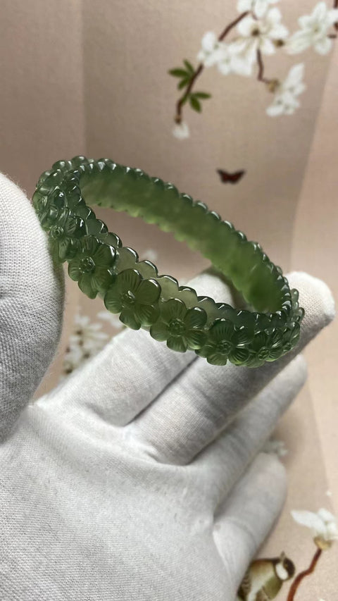 Gelang Bunga Berukir Giok Cui Alami Ukuran 57-59mm Ukuran 58.5mm Lebar Sisi 13.5mm Giok terjadi secara alami Pola acak Pengiriman dan pajak sudah termasuk.