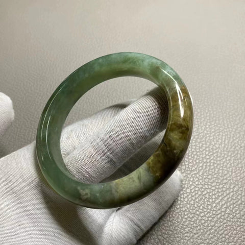 Gelang Giok Giok Bunga Giok Cui Tinta Biru Ukuran 59-61mm Ukuran 60.2mm Lebar Sisi 13mm Giok ini terbentuk secara alami dan polanya acak Sudah termasuk pajak pengiriman.