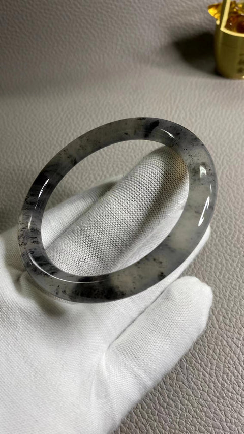 Gelang Tinta Giok Cui Alami dan Gelang Biru Ukuran 55-57mm Ukuran 55.5mm Lebar Sisi 7.8mm Batu giok ini terbentuk secara alami Pola-polanya acak Sudah termasuk ongkos kirim dan pajak.