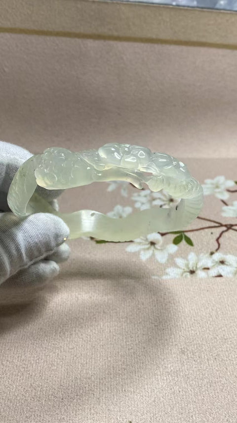 Gelang Bunga Ukiran Jenis Es Giok Cui Giok Alami Ukuran 60-62mm Ukuran 61mm & nbsp; Giok semua terjadi secara alami Pola acak Termasuk Pajak Pengiriman