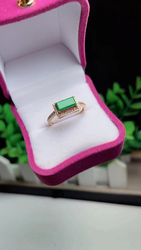 Cincin batu giok alami dengan emas 18 karat. Gaya yang indah, warna hijau panas, batu giok yang bersih dan halus, sudah termasuk ongkos kirim dan pajak.