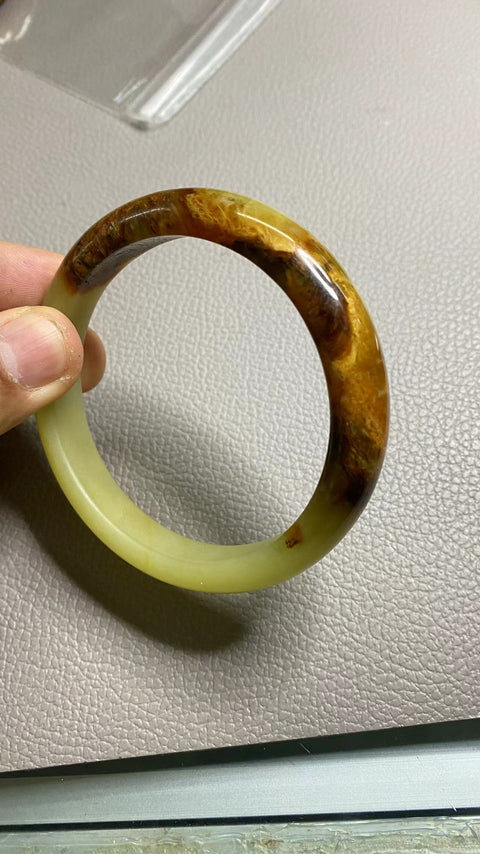 Gelang Giok Giok Bunga Giok Cui Alami Gelang gioknya bersih, halus dan hangat Gayanya indah Ukuran 64-66mm Ukuran 65.2mm Giok ini terbentuk secara alami Polanya acak Sudah termasuk pajak pengiriman.