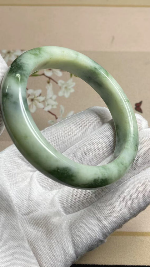 Gelang Cui Giok Minyak Cui Tua Ukuran 60-62mm Ukuran 61.6mm Lebar 13.5mm Giok terjadi secara alami Pola acak Termasuk pajak pengiriman.