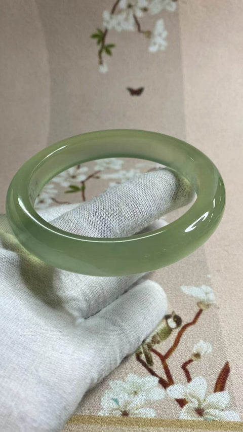 Gelang Hijau Es Giok Cui Fine Jade Ukuran 62-64mm Ukuran 63.5mm Lebar Sisi 12.7mm Giok ini terbentuk secara alami dan polanya acak Sudah termasuk ongkos kirim dan pajak.