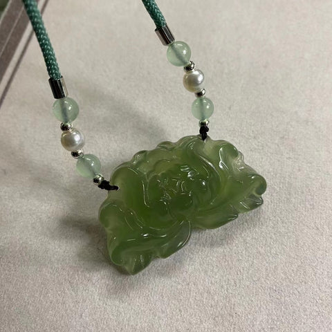 Rantai Sweater Giok Giok Cui Alami Berukir Ukuran 45 * 28mm Giok bersih, halus dan hangat Termasuk ongkos kirim dan pajak.