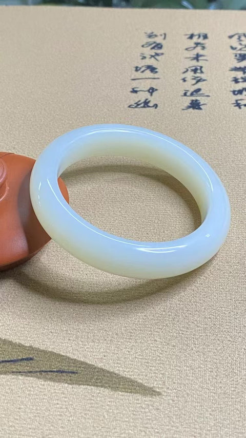 Gelang Cahaya Bulan Putih Giok Cui Giok Alami Ukuran 53-55mm Ukuran 54.2mm Lebar Sisi 12.7mm Giok semuanya terjadi secara alami Pola acak termasuk pajak pengiriman