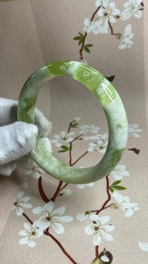 Gelang Gelang Milkcap Titi Giok Hijau Cui Giok Alami Ukuran 62-64mm Ukuran 63.2mm Lebar Samping 14.3mm Giok semuanya terjadi secara alami Pola acak termasuk pajak pengiriman