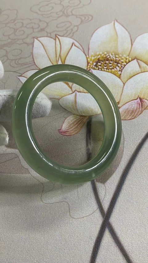 Gelang Bunga Terapung Batu Giok Cui Giok Hijau Penuh Ukuran 54-56mm Ukuran 55.5mm Lebar Samping 12.2mm Batu giok terbentuk secara alami dan polanya acak Sudah termasuk pajak pengiriman.