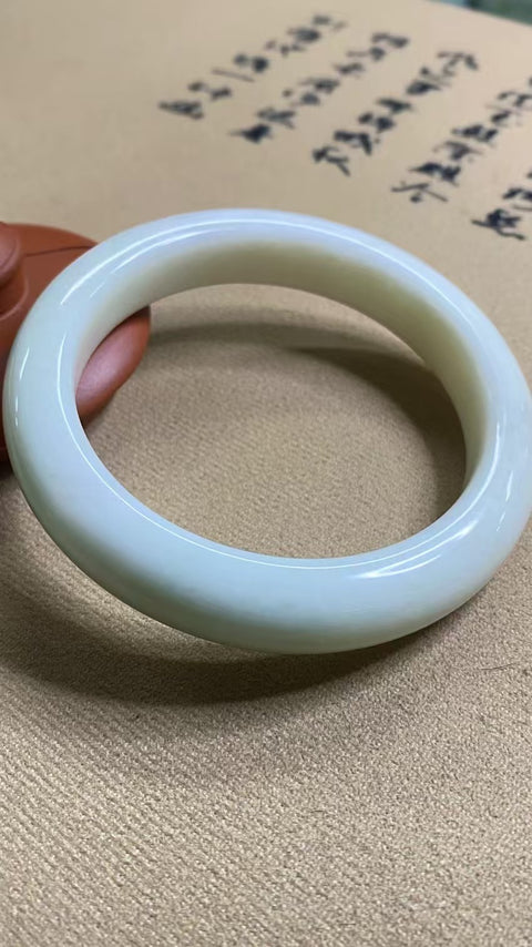 Gelang Cahaya Bulan Putih Giok Cui Giok Alami Ukuran 60-62mm Ukuran 61.5mm Lebar Sisi 13.2mm Giok semuanya terjadi secara alami Pola acak termasuk pajak pengiriman