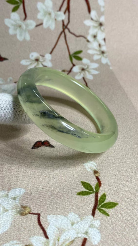 Gelang Lukisan Pemandangan Giok Cui Fine Cui Ukuran 51-53mm Ukuran 52.2mm Lebar Sisi 12.6mm Batu giok muncul secara alami dan polanya acak Sudah termasuk pajak pengiriman.