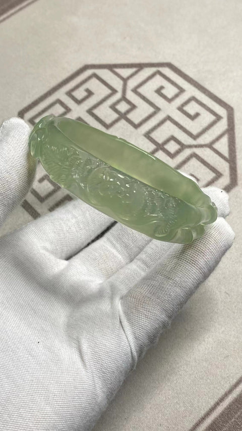 Gelang Bunga Ukiran Giok Cui Alami Ukuran 62-64mm Ukuran 63.4mm Lebar Sisi 13.7mm Batu giok terjadi secara alami dan polanya acak Sudah termasuk pajak pengiriman.