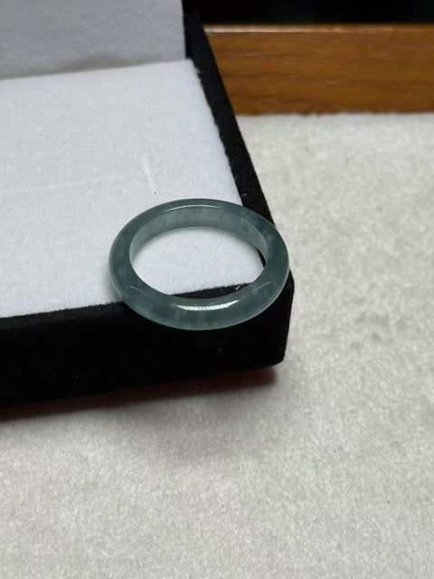 Cincin giok alami Grade A 💍 Bahan hijau berminyak. Cocok untuk cincin dan kalung. Diameter dalam: 17×3×2,6 mm. Biaya pengiriman dan pajak sudah termasuk.