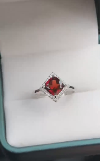Cincin garnet alami yang terbuat dari perak 925, ukuran 8 * 8mm, tekstur halus dan hangat, gaya yang indah, sudah termasuk pajak pengiriman.